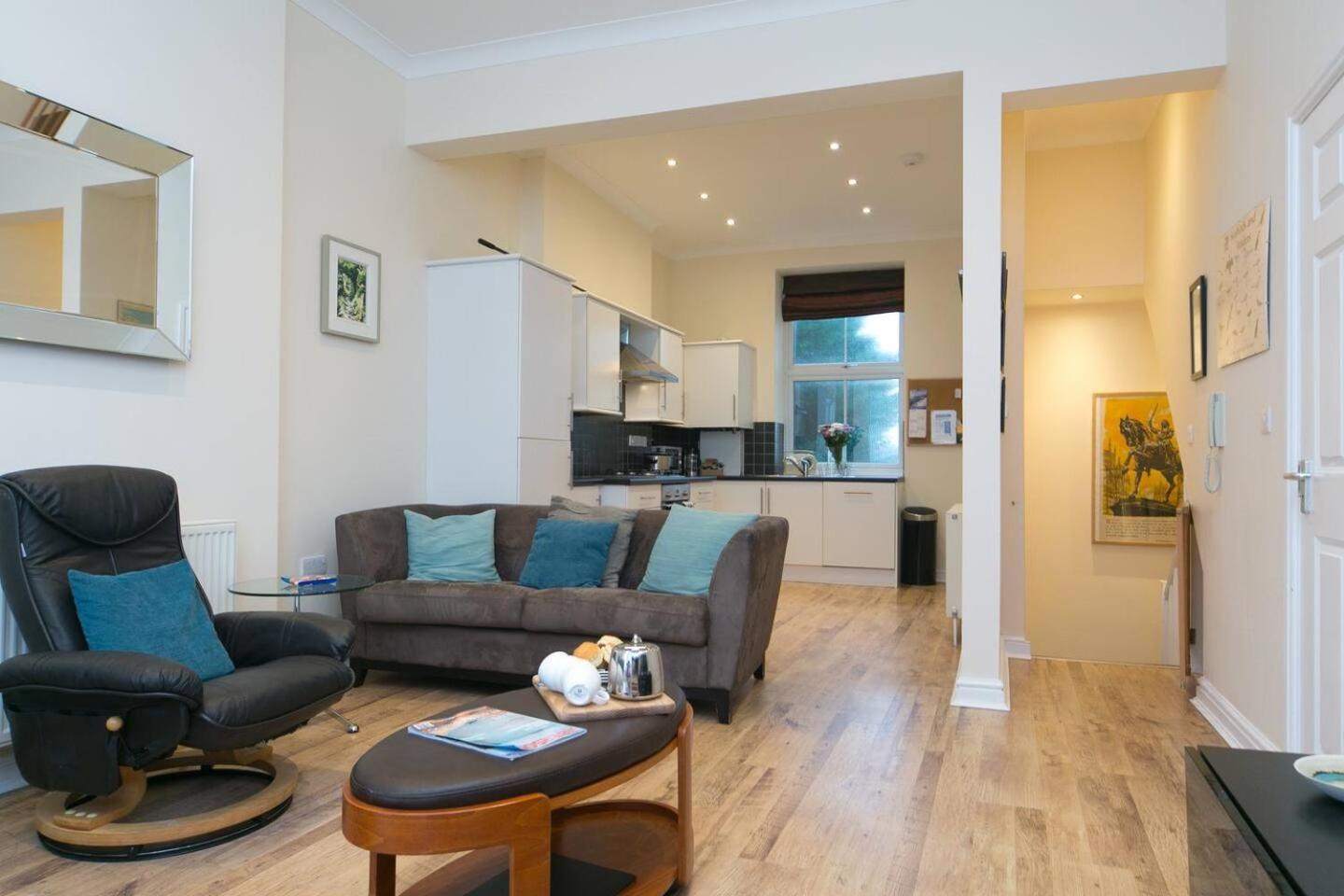 Pass The Keys Hafan Stylish 2 Bedroom Sea View Apartment Pwllheli Exterior photo